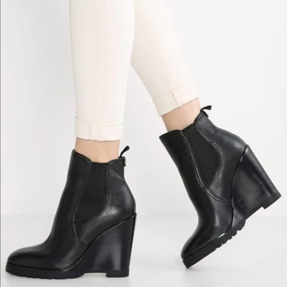 Michael Kors Thea Wedge black leather Chelsea boots / ankle boots (size 8.5)